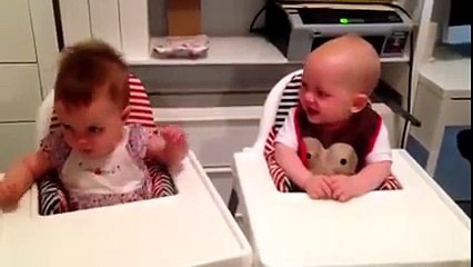 Fou Rire Entre Deux Bebes Jumeaux Video Dailymotion