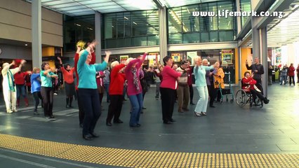 Une mamie marche seule, quand tout à coup, la musique démarre.Wow quel show !