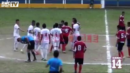 Un arbitre agressé en plein match