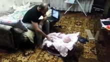 La réaction de ce chat face à son maître qui fait semblant de frapper son bébé, est surprenante !
