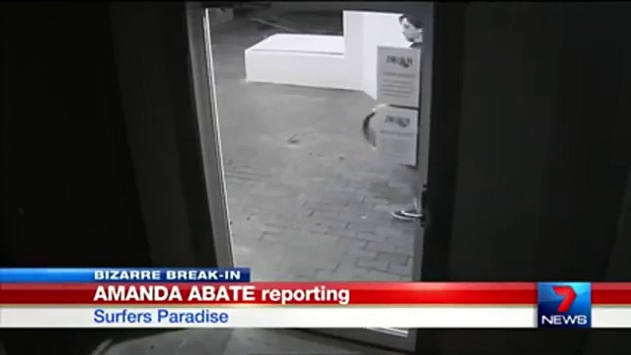 Ce voleur stupide tente d’exploser la porte vitrée d’une boutique alors que la porte est ouverte