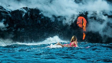 Alison Teal surfe à côté d'un volcan en éruption