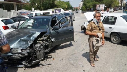 Kazada Yaralandı, Tedaviyi Reddedip Aracının Başından Ayrılmadı