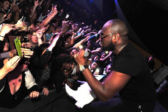 Maître Gims et sa femme chantent du LECK en boite de nuit !