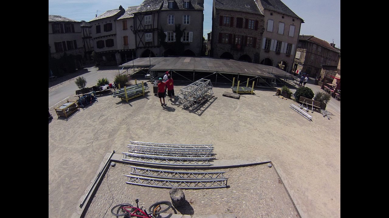 Time laps Montage de scène pour le weekend des tambours du bronx et Massilia sound System à Sauveterre-De-Rouergue