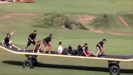 Incroyable ! Ce skateboard géant de 1,6 tonne, pourrait supporter toute une famille !
