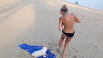 Bikinili kızın memeleri açıldı. Köpek bikiniyi kapıp kaçtı.
