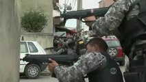Polícia cerca favela para prender criminosos que balearam agentes da Força Nacional