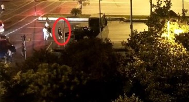 Kucağında Çocuğuyla Darbeci Askerlere Kafa Tuttu!