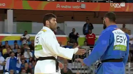 مصري منهزم يرفض مصافحة لاعب اسرائيلي