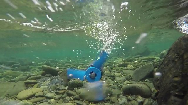 Carga la batería de tu móvil con esta turbina hidráulica portátil