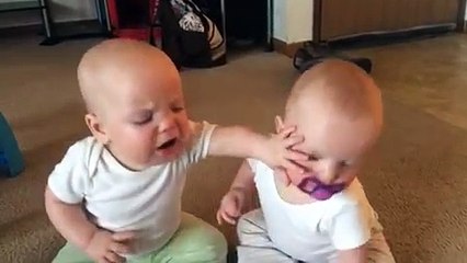 Une seule "Tétine" pour deux jumelles. C'est à mourir de rire !