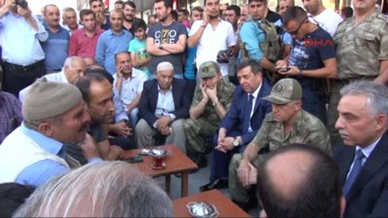 Hakkari'de Vali Orhan ve Komutanlar Vatandaşlarla Çay İçip Sohbet Etti