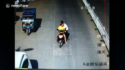 Man armed with a knife hijacks woman's scooter in China