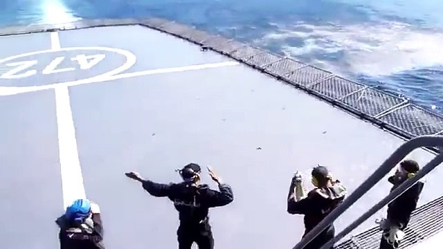 Super Lynx تحاول الهبوط عبى متن سفينة قلعة بني حماد للدعم و الانزال