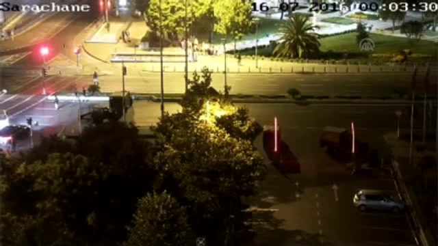 Darbeci Askerlere Kucağındaki Çocukla Direnip Tepki Gösterdi