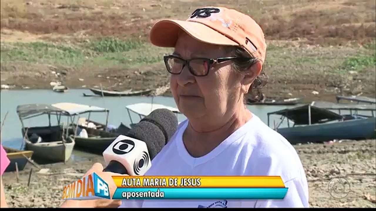 Moradoras voluntários retiram lixo do açude de Coremas, no Sertão da Paraíba