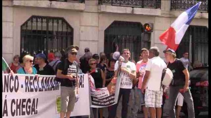 Clientes del banco BES protestan en Lisboa para recuperar sus ahorros