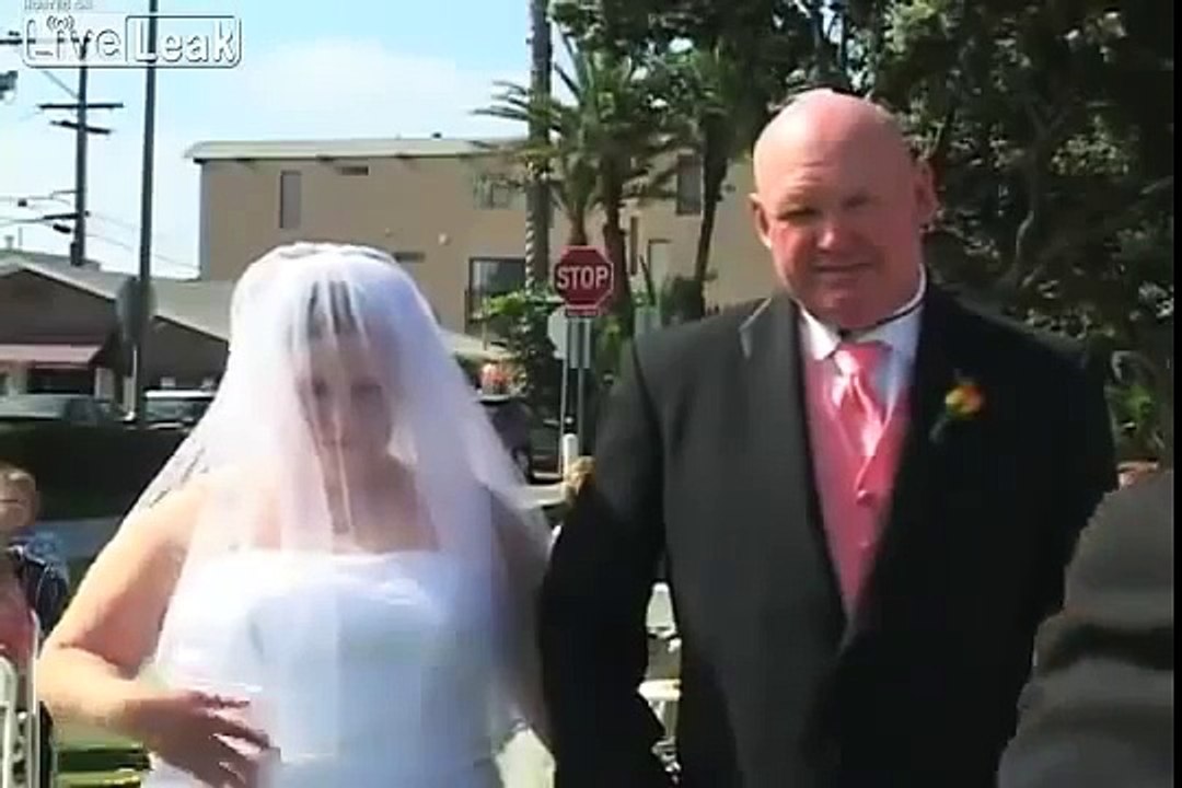 Une mariée plonge la main dans son décolleté et ce qu'elle y sort choque tous les invités!