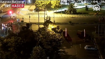 Darbeci askerlere kucağındaki çocukla direnip tepki gösterdi