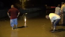 Zonguldak'ta Sağanak Yağmur Etkili Oldu, Yollar Ulaşıma Kapandı
