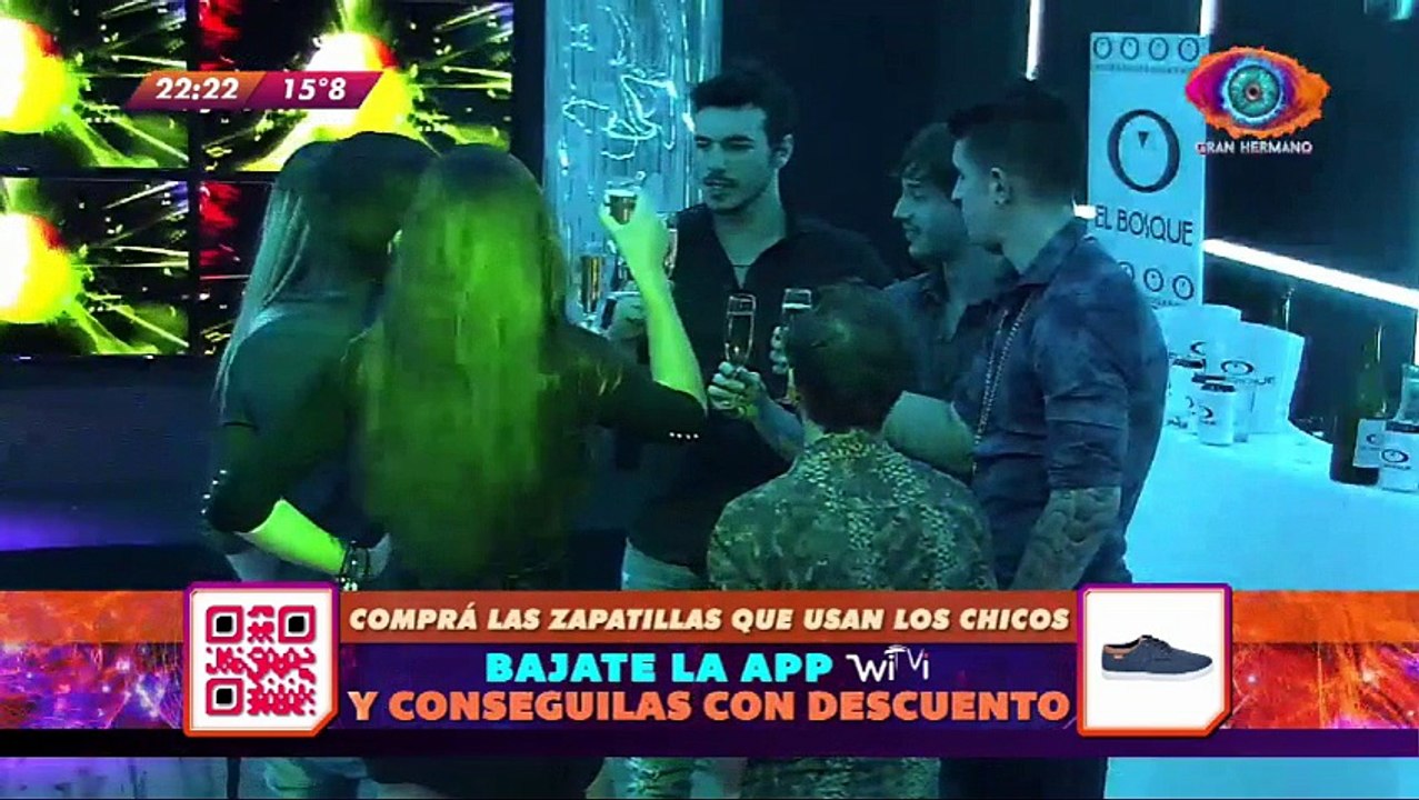 GH2016 Los chicos brindan en la fiesta
