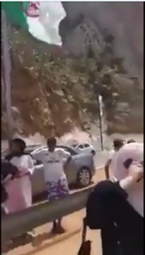 مؤثر بالفيديو.. مكالمة هاتفية بين سيدة وابنتها على الحدود المغربية الجزائرية