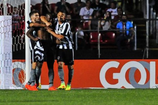 Ele resolve! Sassá entra no fim e decreta vitória do Botafogo contra o São Paulo