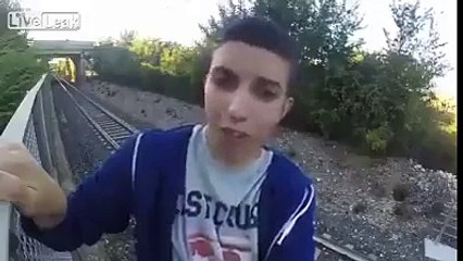 Gila! Video Aksi 'Bunuh Diri' yang Dilakukan Pemuda di Rel Kereta Ini Bikin Netizen Deg-degan!