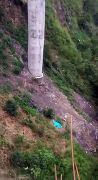 Deux ouvriers à deux doigts d'être écrasés par une grue