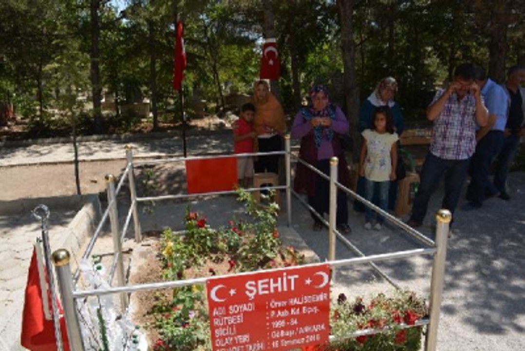Kahraman Askerin Mezarını 100 Bin Kişi Ziyaret Etti