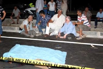 Araç Çarpan Yaralı Kadının Üzerinden Geçti