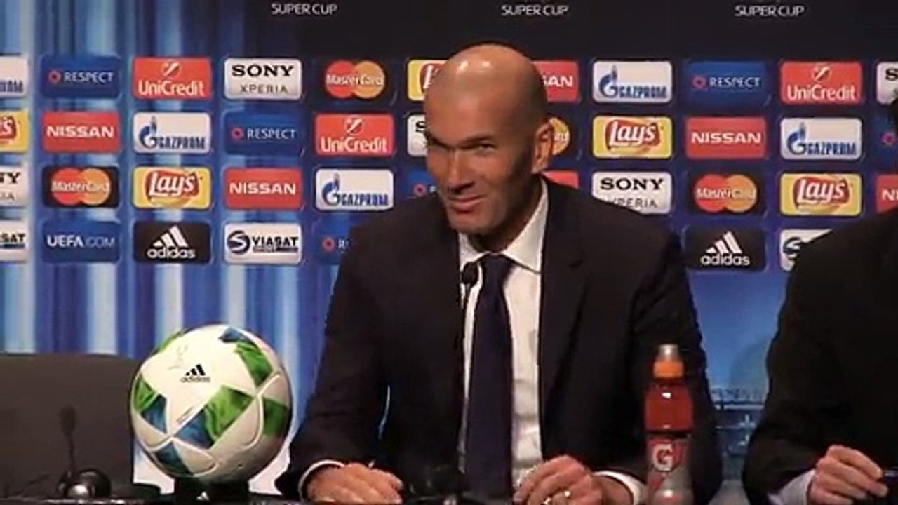 Une douche pour Zinédine Zidane en conférence de presse après la super coupe