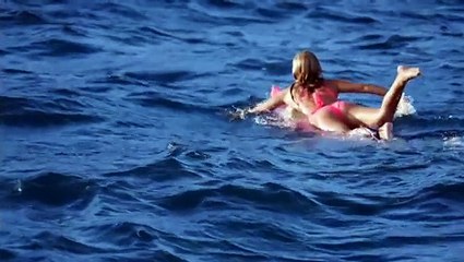 Elle relève son défi en surfant près d'un volcan en éruption !