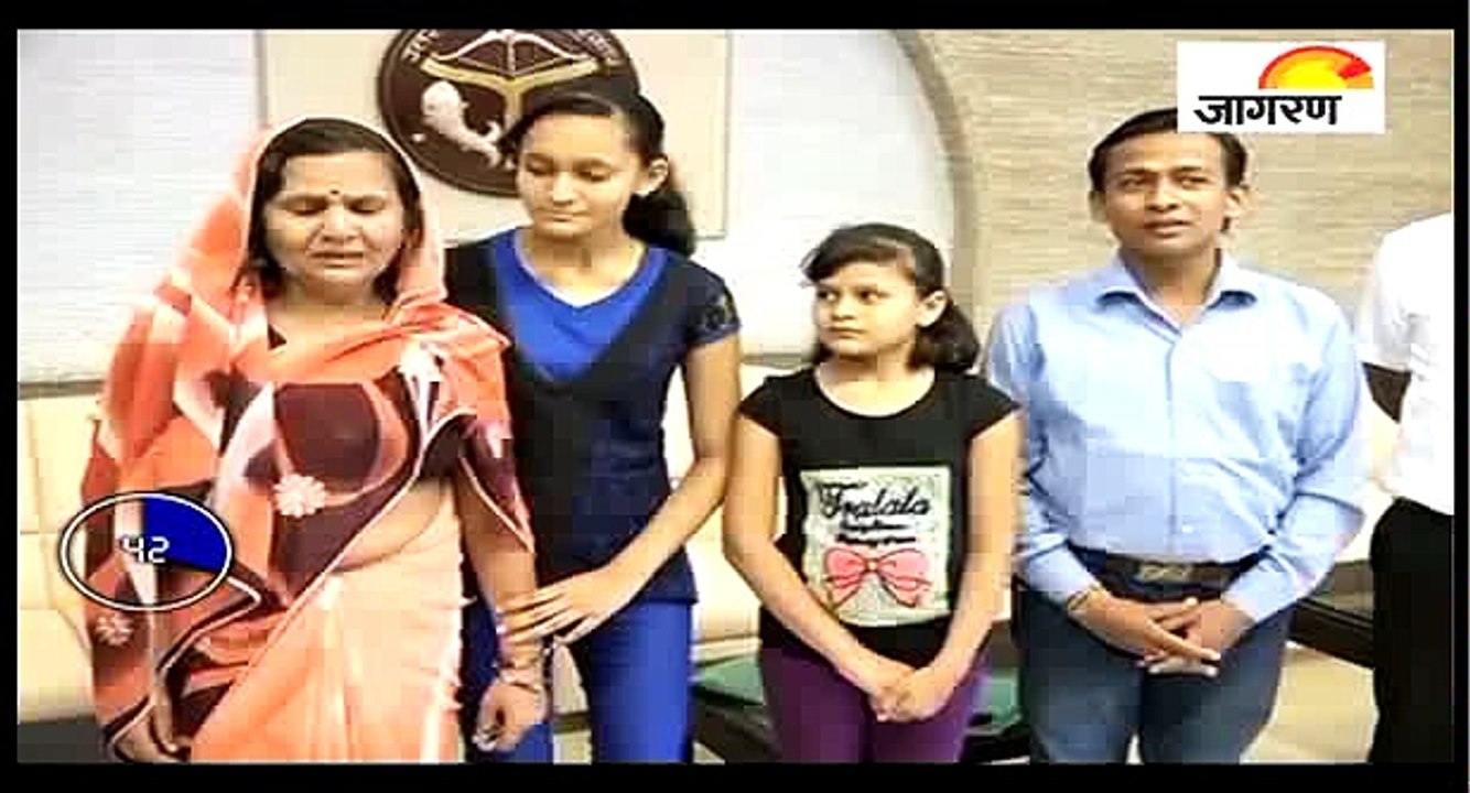 CM से मिलीं बुलंदशहर की बेटियां, देखिए 60 सेकें...