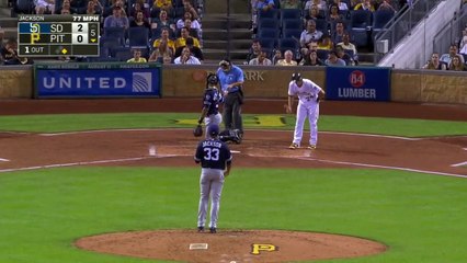 Oh la honte ! Voulant réceptionner une balle, il se renverse son assiette en plein visage !