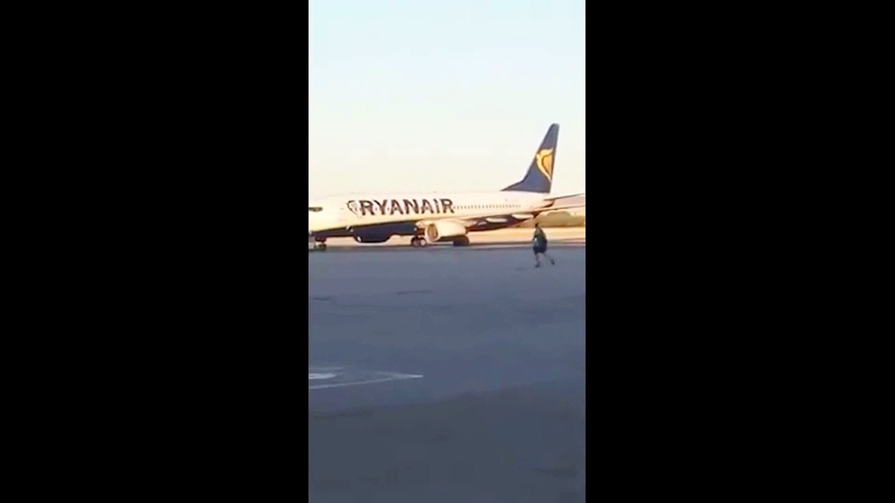 Apronda Koşarak Uçağı Yakalayan Yolcu