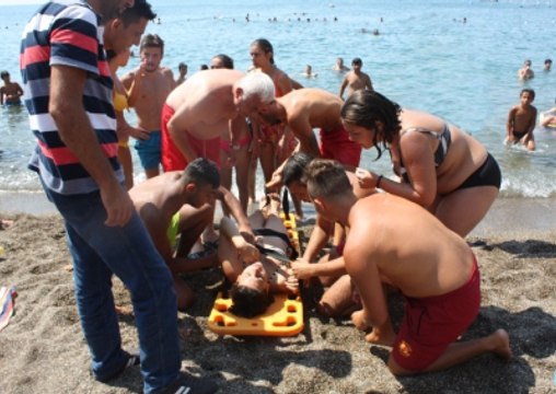 Denizde Astım Krizi Geçiren Genç Kız Az Kalsın Boğuluyordu