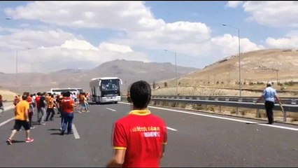 Taraftarlardan karşılıklı saldırılar