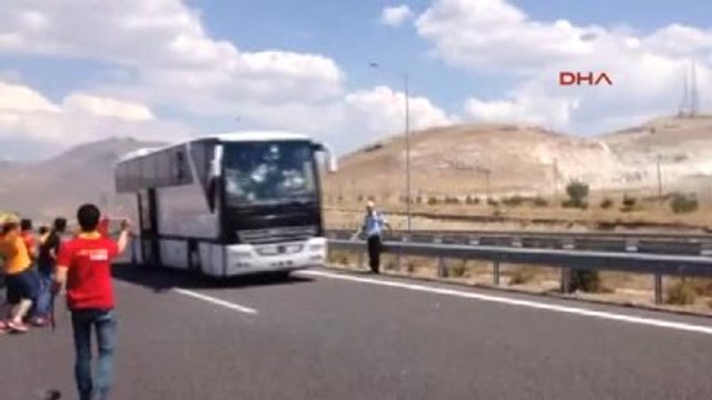 Beşiktaş Taraftarlarını Taşıyan Otobüse Saldırı