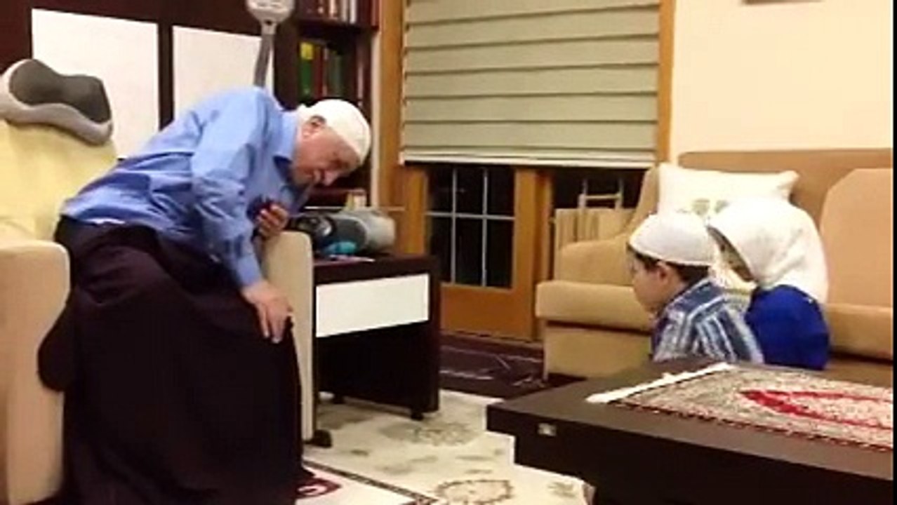 Adil Öksüz Fethullah Gülen'in dizinin dibinde