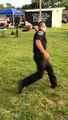 La vidéo des pas de danse endiablés de ce policier en service, devient virale. Comme un boss !