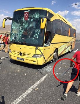 Galatasaraylı Taraftarlar, Beşiktaşlı Taraftarların Otobüsüne Saldırdı