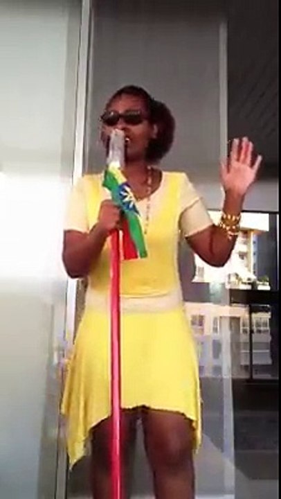 ይች አማላይ ወጣት ከፍተኛ ገንዘብ ተከፍሎዋት የሰራችውን አሳፋሪ ወሲብ ይመልከቱ ።