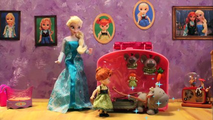 Télécharger la video: Disney Princess Anna Doll Opens Mini Elsa Animators Playset - Stop Motion Frozen Movie Clips