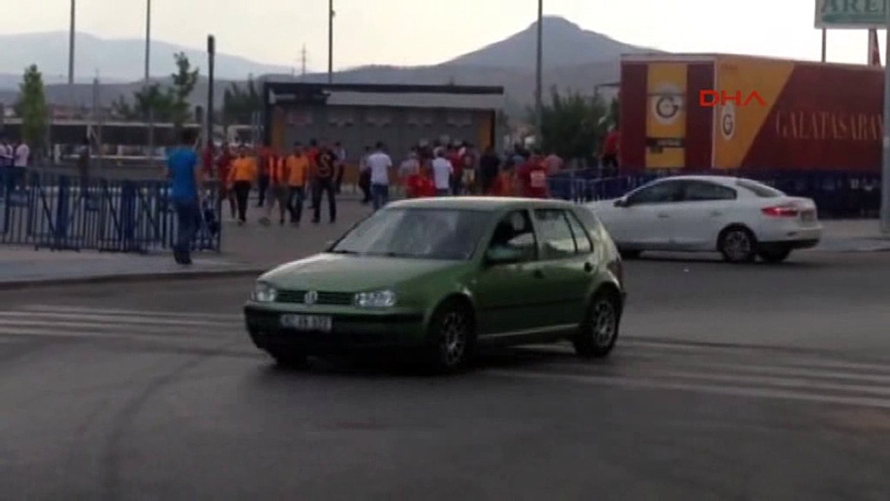 Taraftarlar kol kola stada gidiyor