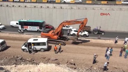 Şanlıurfa?da İş Makinesi Devrildi, Operatör Yaralandı