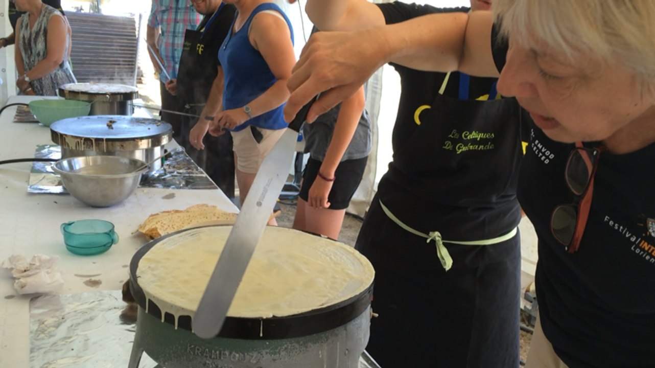 Atelier crêpes au Festival Les Celtiques