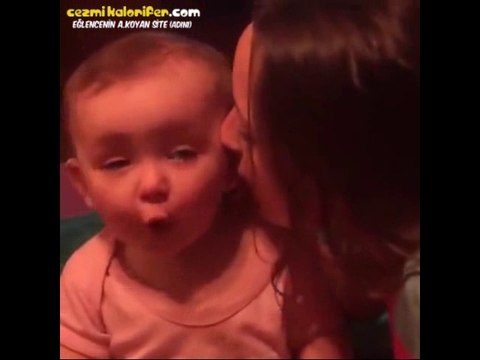 Duydukları Karşısında Şaşkınlığını Gizleyemeyen Bebiş