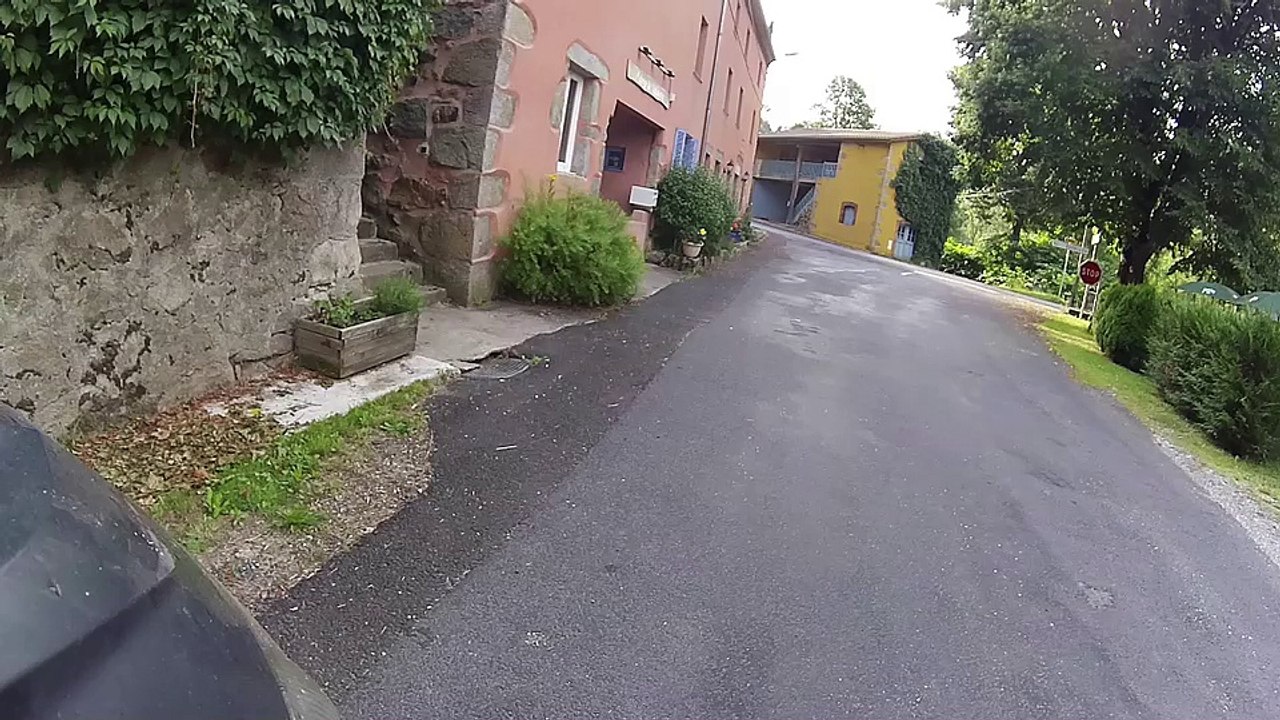 Balade moto en Auvergne, de l'hôtel vers le festival La Belle Rouge à Saint-Amant-Roche-Savine